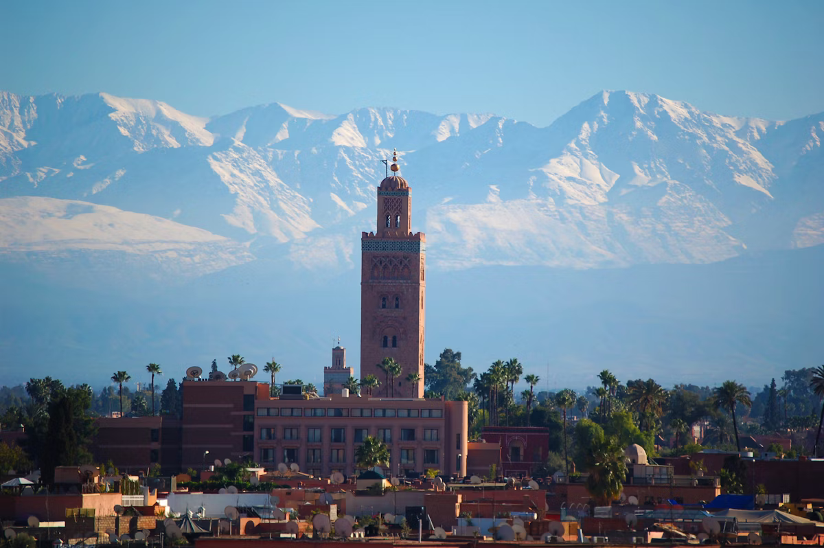 Marrakech avec minaret et montagnes en arrière-plan